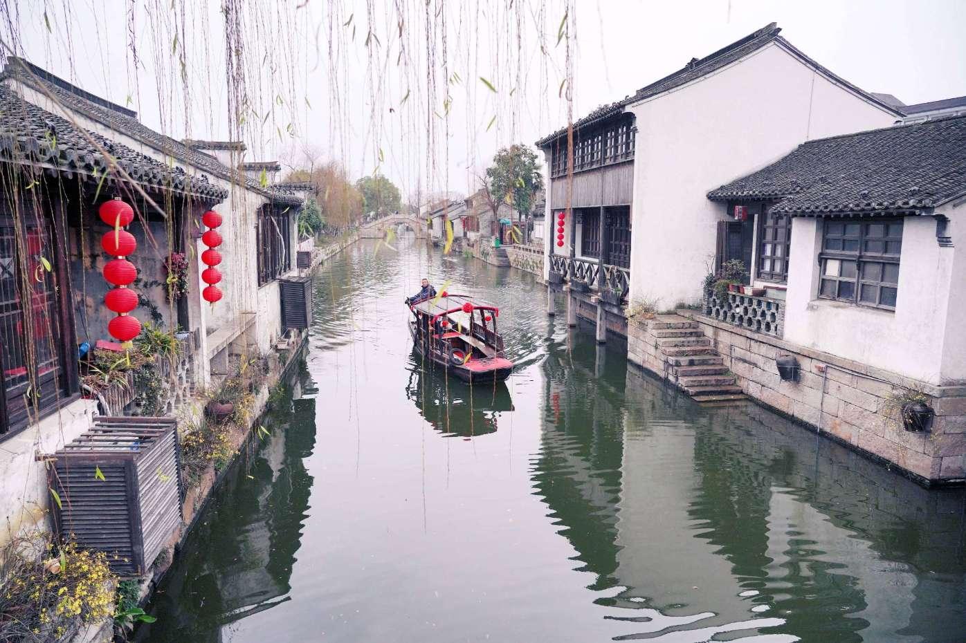 去了哈尔滨才发现:满大街都是“羽绒服+不露腿”,时髦又保暖